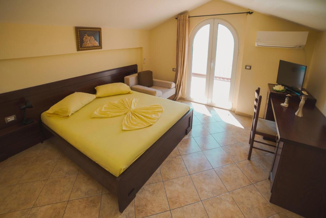 Hotel Serxho Sarande Exterior photo